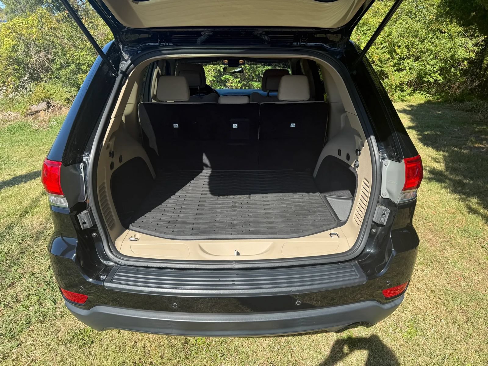 Used 2019 Jeep Grand Cherokee Laredo AWD/4WD image 8