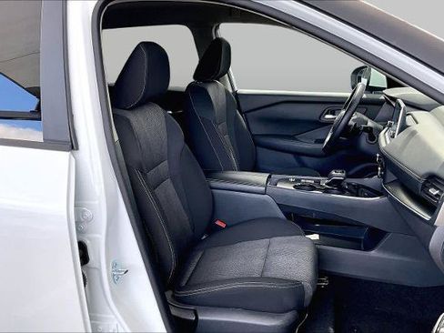 Certified 2025 Nissan Rogue SV FWD image 9