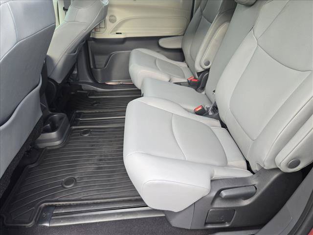 Used 2024 Toyota Sienna XLE FWD image 18