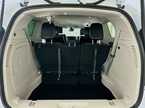 Used 2023 Chrysler Pacifica Touring-L image 30