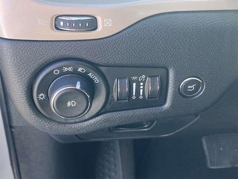 Used 2016 Jeep Cherokee Latitude w/ Comfort/Convenience Group image 17