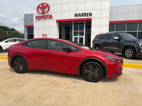 Used 2024 Toyota Prius LE FWD image 2