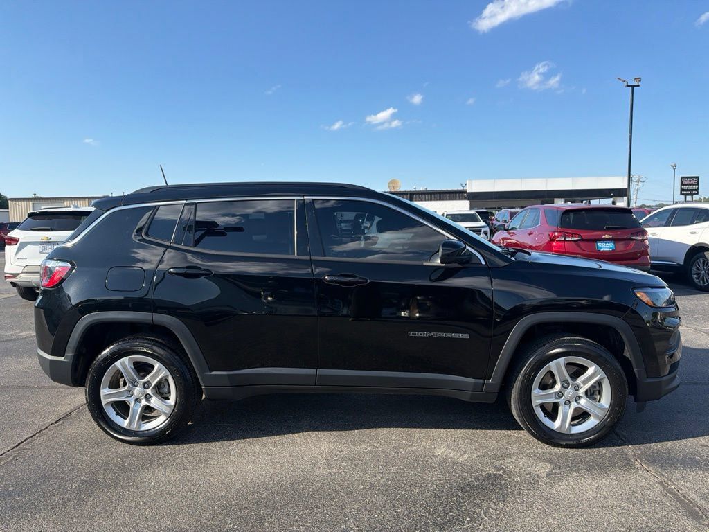 Used 2023 Jeep Compass Latitude w/ Convenience Group AWD/4WD image 2