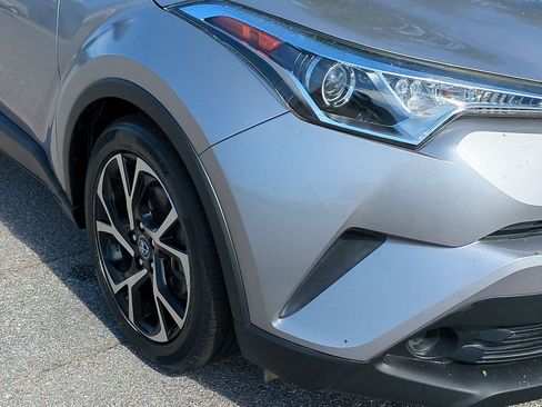 Used 2019 Toyota C-HR XLE FWD image 9