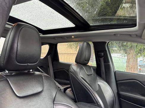 Used 2020 Jeep Cherokee Latitude Plus w/ Comfort/Convenience Group image 17