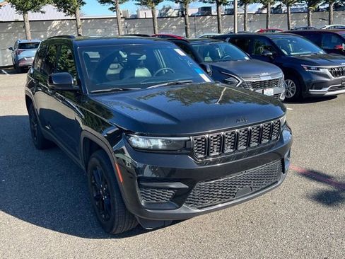 Used 2024 Jeep Grand Cherokee Altitude image 5