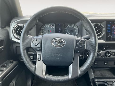 Used 2017 Toyota Tacoma TRD Off-Road w/ Tow Package (A/T) AWD/4WD image 12
