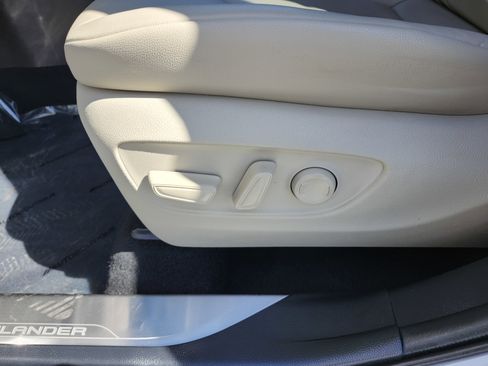 Used 2022 Toyota Highlander XLE image 29