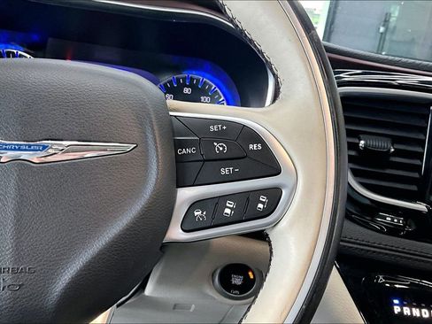 Used 2017 Chrysler Pacifica Limited FWD image 12