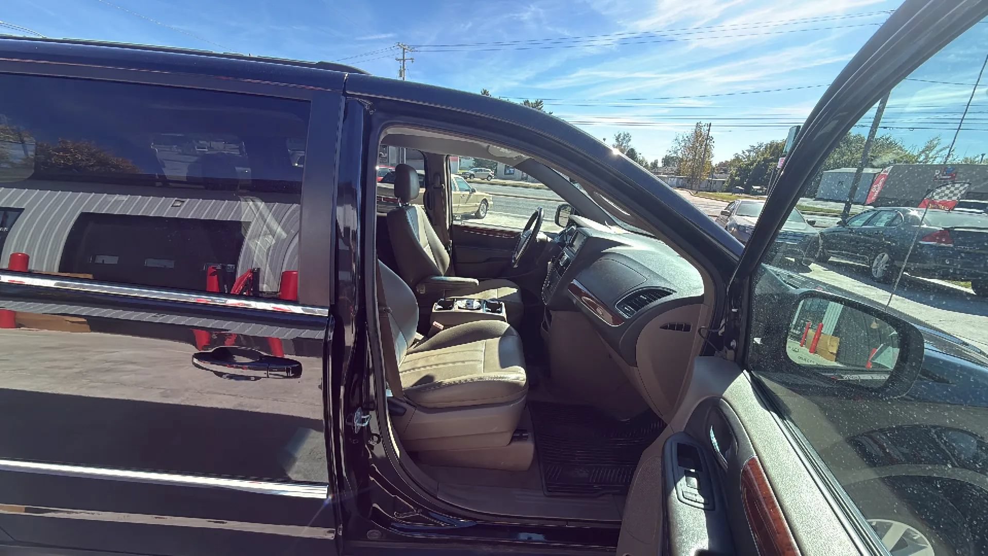 Used 2014 Chrysler Town & Country Touring FWD image 22