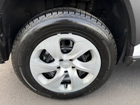 Used 2019 Toyota RAV4 LE FWD image 23