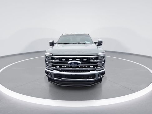 Used 2025 Ford F250 Lariat w/ Chrome Package image 3