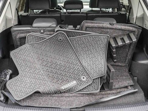 Used 2024 Volkswagen Tiguan SE w/ Panoramic Sunroof Package FWD image 27