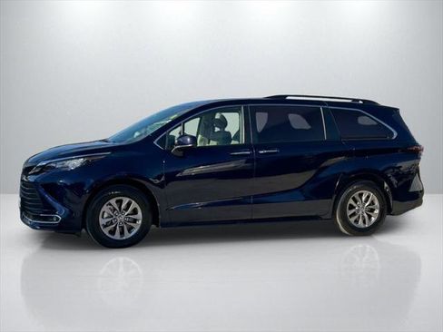 Certified 2023 Toyota Sienna XLE image 8