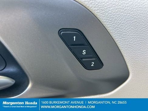 Used 2021 Chrysler Pacifica Touring-L w/ Uconnect Theater Family Group FWD image 14