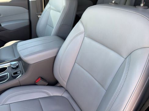 Used 2020 Chevrolet Traverse LT w/ LT Premium Package image 13