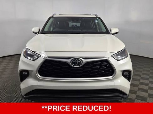 Used 2021 Toyota Highlander XLE FWD image 2