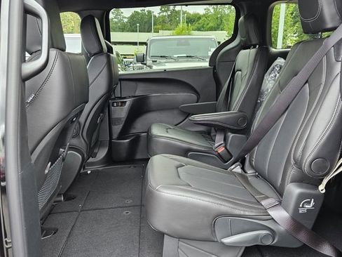 New 2025 Chrysler Pacifica Select image 7