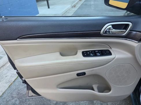 Used 2014 Jeep Grand Cherokee Limited w/ Luxury Group II image 11