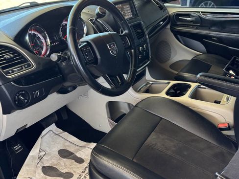 Used 2020 Dodge Grand Caravan SXT image 6