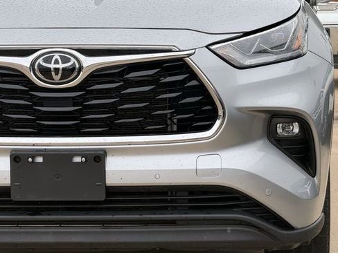 Used 2022 Toyota Highlander Limited FWD image 9