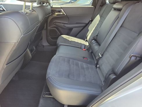 Used 2024 Mitsubishi Outlander SE FWD image 11