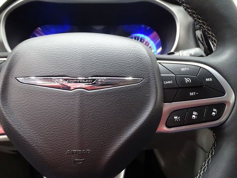 Used 2024 Chrysler Pacifica Touring-L image 21