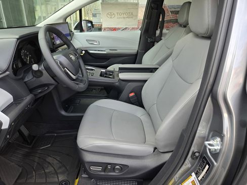 New 2026 Toyota Sienna XLE image 11