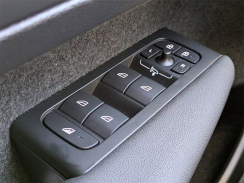 Used 2026 Volvo XC40 B4 Core image 31