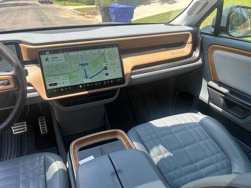 Used 2025 Rivian R1S Premium AWD/4WD image 10