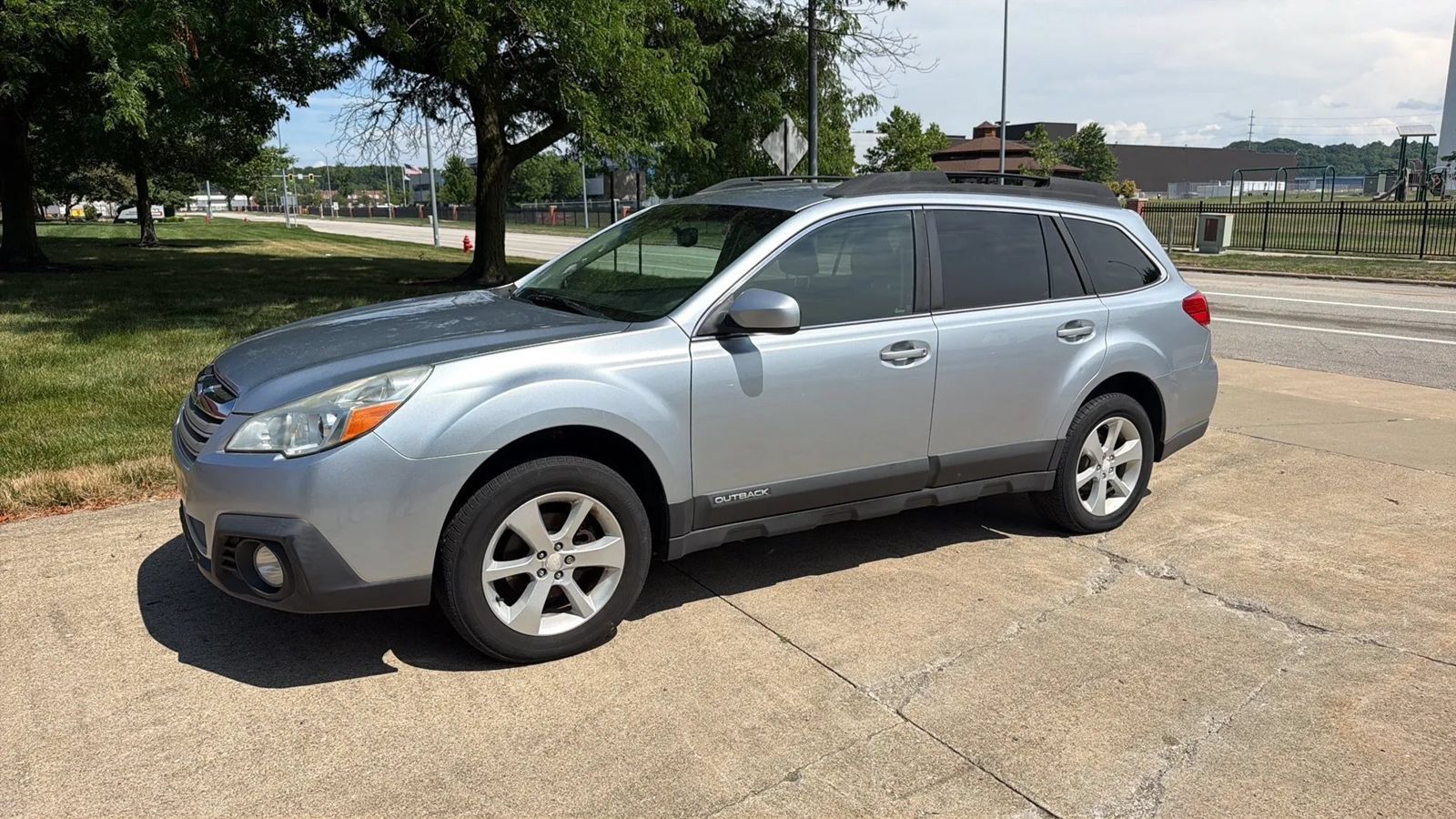 Used 2014 Subaru Outback 2.5i Premium AWD/4WD image 3