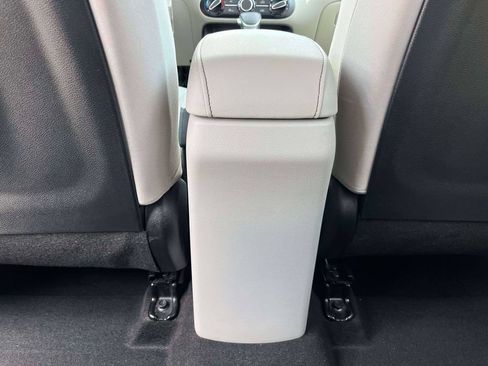 Used 2025 Kia Soul LX w/ LX Technology Package FWD image 4
