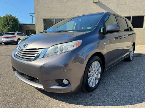 Used 2017 Toyota Sienna XLE Premium AWD/4WD image 3