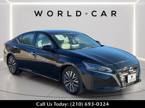 Used 2023 Nissan Altima 2.5 SV w/ SV Premium Package image 1