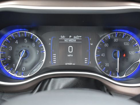 Used 2018 Chrysler Pacifica Touring-L FWD image 57