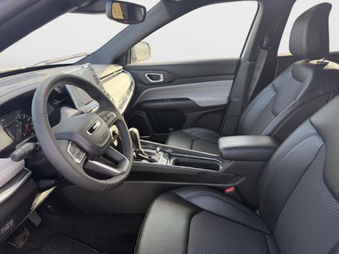 Used 2025 Jeep Compass Latitude image 3