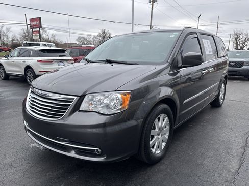 Used 2015 Chrysler Town & Country Touring w/ Driver Convenience Group image 12