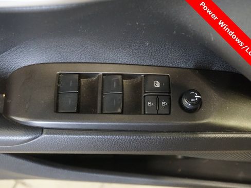 Used 2023 Toyota Camry SE image 5