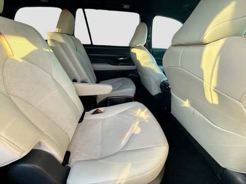 Used 2024 Toyota Grand Highlander AWD Hybrid image 27