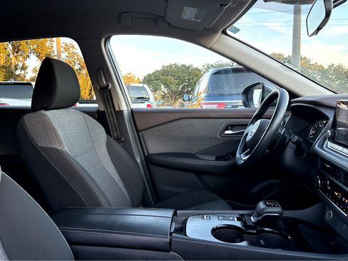 Used 2023 Nissan Rogue SV image 10