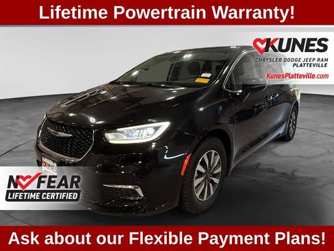 Used 2023 Chrysler Pacifica Touring-L FWD image 4