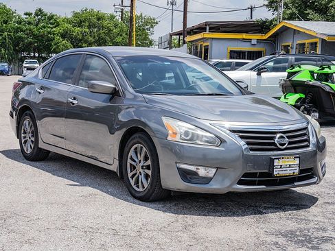 Used 2015 Nissan Altima 2.5 S w/ Sport Value Package FWD image 3