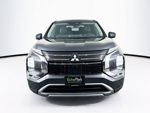 Used 2025 Mitsubishi Outlander SE image 2