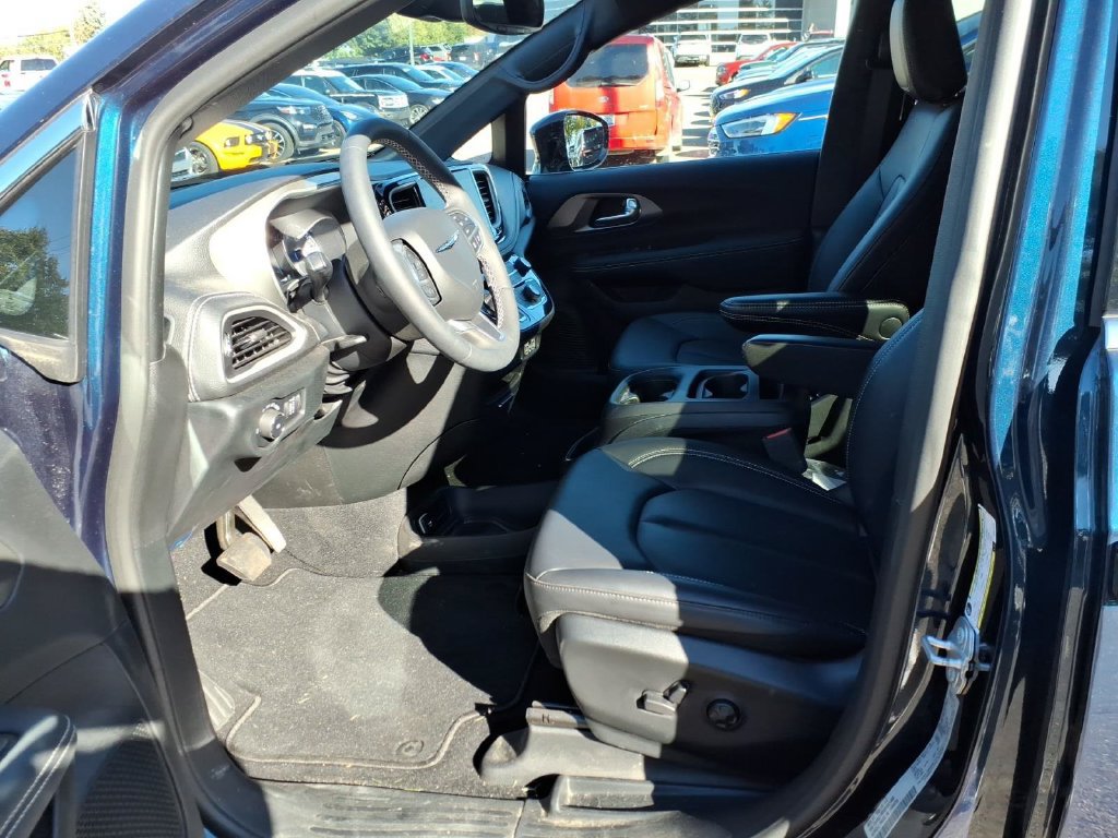 Used 2025 Chrysler Pacifica Select FWD image 10