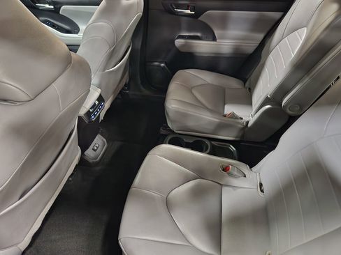 Used 2021 Toyota Highlander XLE FWD image 50