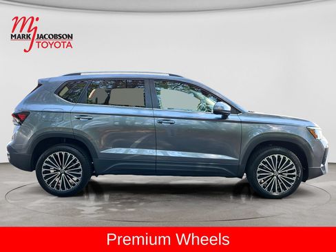Used 2025 Volkswagen Taos SE FWD image 6