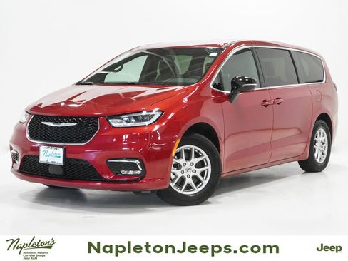 Used 2025 Chrysler Pacifica Select image 1