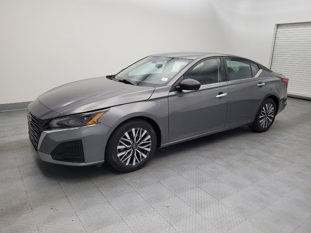 Used 2025 Nissan Altima 2.5 SV FWD image 2