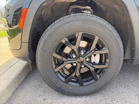 Used 2024 Jeep Grand Cherokee Altitude image 10