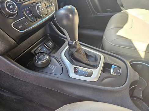 Used 2015 Jeep Cherokee Limited image 24